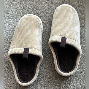 Isotoner Men’s Indoor Outdoor Slip In Slippers SZ US 
9 1/2-10 1/2